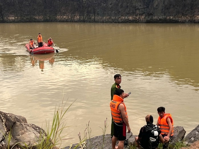 Lực lượng chức năng tổ chức tìm kiếm các nạn nhân mất tích. (Ảnh: Cơ quan công an)