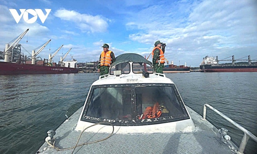 Đồn Biên phòng Cửa khẩu cảng Cửa Lò - Bến Thủy tìm kiếm nạn nhân. Ảnh: VOV