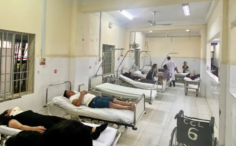 Trung tâm cấp cứu 115 Khánh Hòa đưa 13 người vào các bệnh viện, trung tâm y tế thăm khám, điều trị sau vụ tai nạn. (Ảnh: PLO)