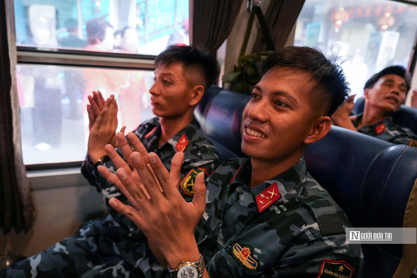 Xúc động hình ảnh người dân lưu luyến chào tạm biệt các chiến sĩ sau nhiệm vụ A80 - 10