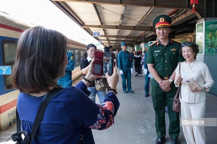 Xúc động hình ảnh người dân lưu luyến chào tạm biệt các chiến sĩ sau nhiệm vụ A80 - 11