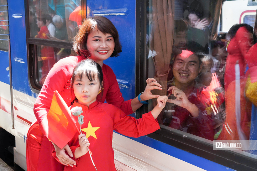 Trước giờ tàu khởi hành, nhiều người dân Thủ đô đã tới lưu lại khoảnh khắc kỷ niệm và gửi lời chúc tốt đẹp tới các chiến sĩ. Những nụ cười, cái bắt tay, tạo hình trái tim qua ô cửa kính, ánh mắt đầy tình cảm đã tạo nên bức tranh đẹp về tình quân - dân keo sơn, bền chặt.