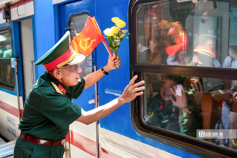 Hình ảnh đầy lưu luyến giữa quân nhân 2 thế hệ sau khi hoàn thành xuất sắc nhiệm vụ A80.