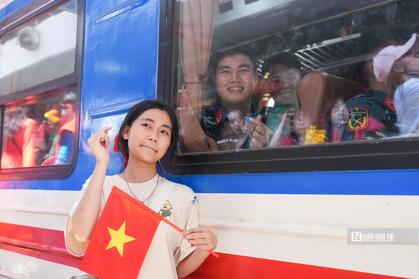 Xúc động hình ảnh người dân lưu luyến chào tạm biệt các chiến sĩ sau nhiệm vụ A80 - 16