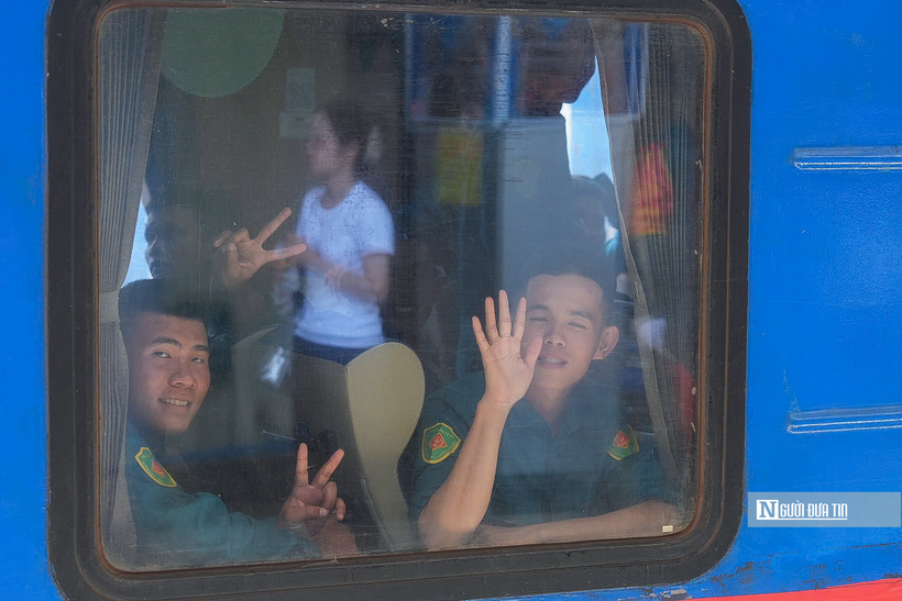 Xúc động hình ảnh người dân lưu luyến chào tạm biệt các chiến sĩ sau nhiệm vụ A80 - 17