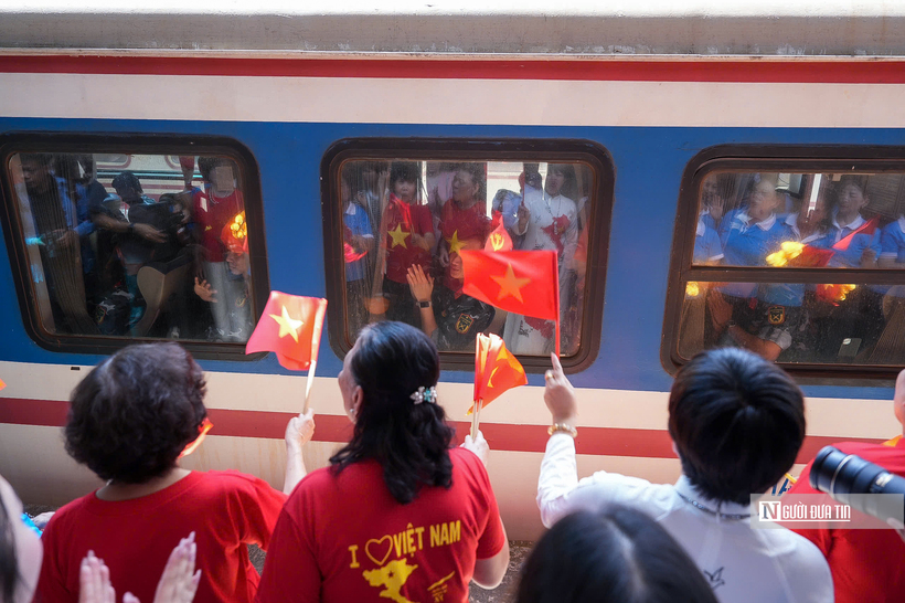 Xúc động hình ảnh người dân lưu luyến chào tạm biệt các chiến sĩ sau nhiệm vụ A80 - 18