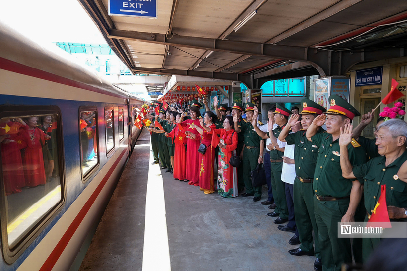Người dân vẫy chào tạm biệt những quân nhân, chiến sĩ trở về đơn vị sau khi hoàn thành xuất sắc nhiệm vụ A80. Với nhiều người dân, Lễ diễu binh, diễu hành không chỉ là sự kiện chính trị, văn hóa trọng đại mà còn là dịp để mỗi người dân thêm gắn bó, tự hào với Quân đội Nhân dân Việt Nam – lực lượng “từ Nhân dân mà ra, vì Nhân dân mà chiến đấu”.