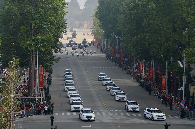 Dàn VF 9 của Khối xe chỉ huy giao thông dẫn đoàn tiến vào các con phố trong sự hò reo của hàng vạn người có mặt hai bên đường. Nhiều người dân đã chia sẻ sự tự hào khi chứng kiến những thay đổi theo hướng hiện đại hơn, xanh hơn của các lực lượng.