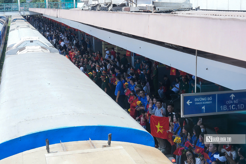 Xúc động hình ảnh người dân lưu luyến chào tạm biệt các chiến sĩ sau nhiệm vụ A80 - 6