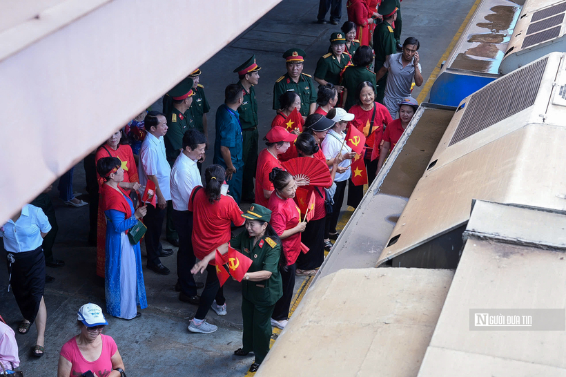 Xúc động hình ảnh người dân lưu luyến chào tạm biệt các chiến sĩ sau nhiệm vụ A80 - 7