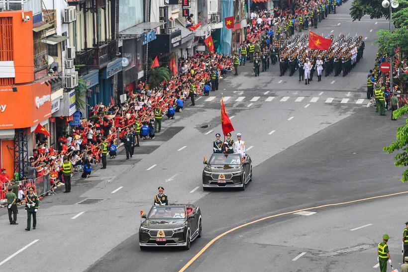 Hình ảnh những chiếc VF 9 đi giữa rừng cờ đỏ sao vàng được nhiều người dân tự hào chia sẻ trên mạng xã hội.