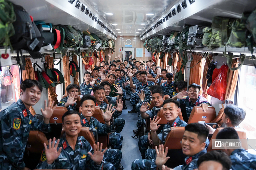 Xúc động hình ảnh người dân lưu luyến chào tạm biệt các chiến sĩ sau nhiệm vụ A80 - 9