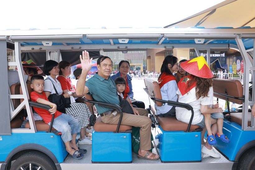 Đón gần 1,2 triệu lượt khách sau 3 ngày mở cửa: Trung tâm Triển lãm Việt Nam “gây sốt” với tiêu chuẩn vận hành chuyên nghiệp - 8