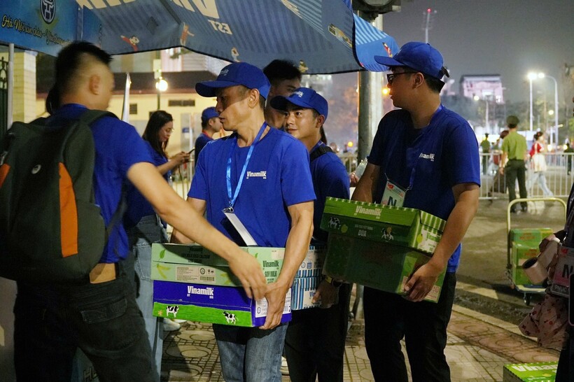 Từ tờ mờ sáng, 15 điểm tiếp ứng dinh dưỡng của Vinamilk dọc các tuyến đường trọng yếu đã sẵn sàng vận chuyển đầy đủ sản phẩm, đón chào người dân ghé qua. (Ảnh: Vi Nam)