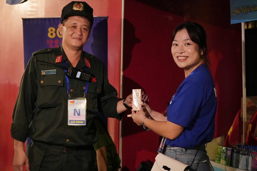 Vinamilk trân trọng trao những món quà dinh dưỡng. (Ảnh: Vi Nam)