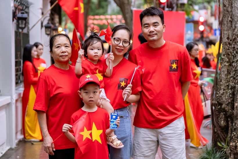 Nhiều đại gia đình đã đến với ngày hội lớn của non sông để con được chứng kiến, được cảm nhận và bắt đầu yêu tổ quốc từ những điều giản dị nhất. (Ảnh: Vi Nam)