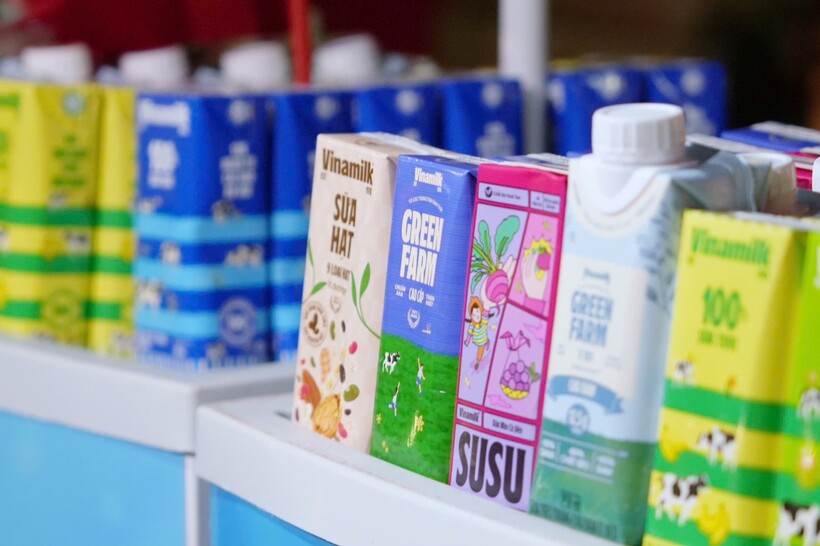 Gần 1 triệu sản phẩm dinh dưỡng quen thuộc của Vinamilk – từ sữa tươi tiệt trùng, sữa hạt đến nước trái cây, nước dừa tươi, nước đóng chai – được chuẩn bị kỹ lưỡng, trao đi bằng cả sự trân trọng. (Ảnh: Vi Nam)