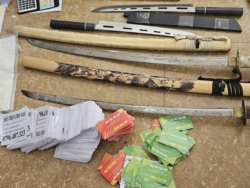 Tang vật, tài liệu liên quan nhóm cho vay nặng lãi. Ảnh: Báo Người lao động.