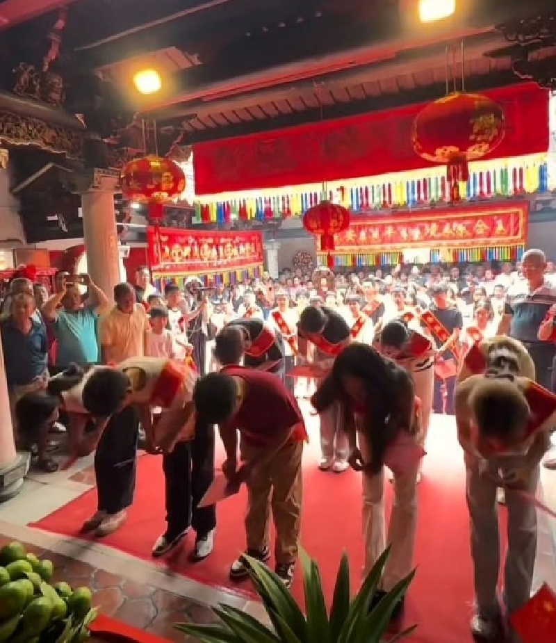 Tất cả cúi lạy bàn thờ như một cách thể hiện lòng biết ơn cội nguồn. Ảnh: SCMP/Jimu.