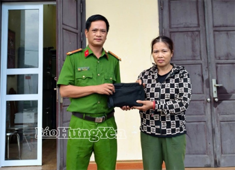 Công an xã Nguyễn Du trao trả lại tại sản bị đánh rơi cho công dân. (Ảnh: Công an xã Nguyễn Du)