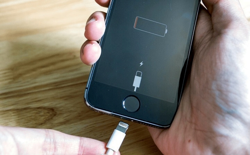 Người dùng không nên đợi cạn pin điện thoại mới cắm sạc. Ảnh minh họa