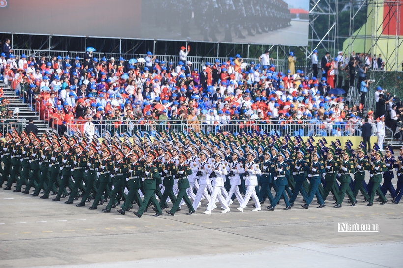 Xúc động hình ảnh người dân lưu luyến chào tạm biệt các chiến sĩ sau nhiệm vụ A80 - 1