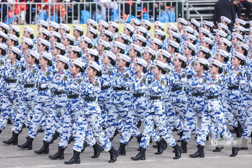 Xúc động hình ảnh người dân lưu luyến chào tạm biệt các chiến sĩ sau nhiệm vụ A80 - 3