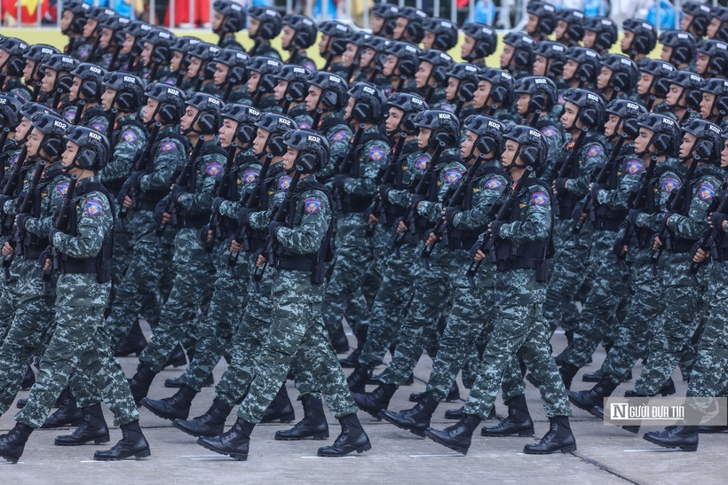 Xúc động hình ảnh người dân lưu luyến chào tạm biệt các chiến sĩ sau nhiệm vụ A80 - 4