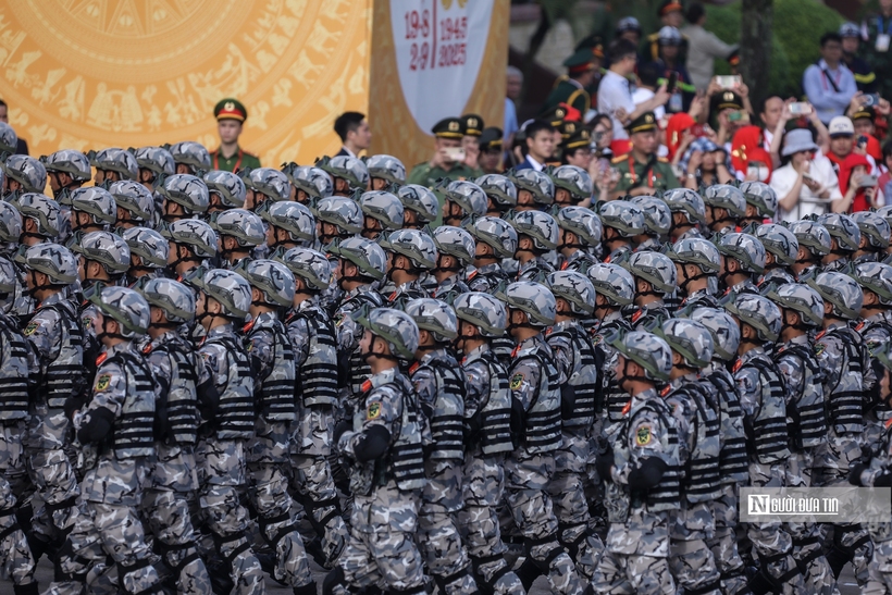 Xúc động hình ảnh người dân lưu luyến chào tạm biệt các chiến sĩ sau nhiệm vụ A80 - 5