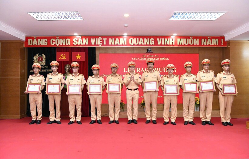 Thượng tá Nguyễn Chí Công trao Giấy khen của Công an thành phố Hà Nội.