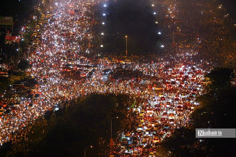 "Biển người" xem pháo hoa tại trận địa pháo trước Cung Thể thao dưới nước, Khu Liên hợp thể thao Quốc gia, phường Từ Liêm.