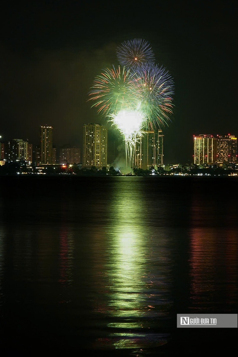Mãn nhãn với màn pháo hoa rực rỡ tại Vườn hoa Lạc Long Quân, phường Tây Hồ tối ngày 2/9.