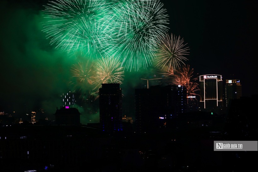 Màn bắn pháo hoa kéo dài 15 phút tại Đảo dừa, Công viên Thống nhất, phường Hai Bà Trưng.
