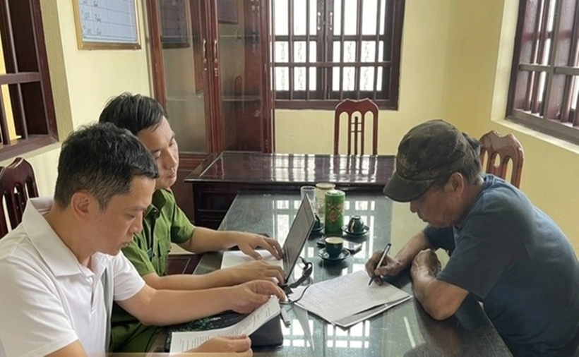 Lực lượng công an làm việc với ông H. (người đội mũ). (Ảnh: Công an Ninh Bình)