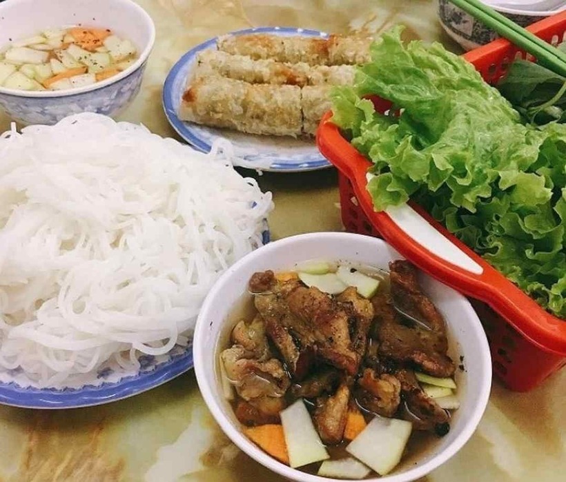 Chả được nướng trên than hoa, tẩm ướp đậm vị, tỉ lệ nạc và mỡ vừa vặn nên mọng nước.