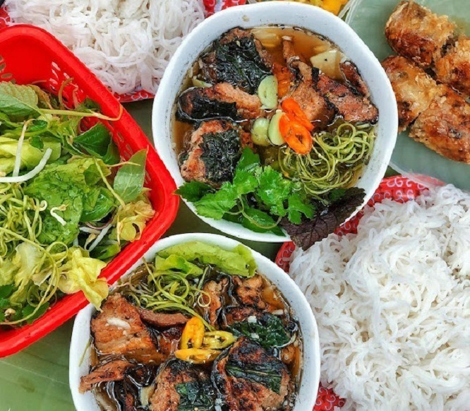 Bún chả Vân Anh cũng được nhiều người đánh giá là quán bún chả ngon ở TP.HCM "đáng đồng tiền bát gạo".