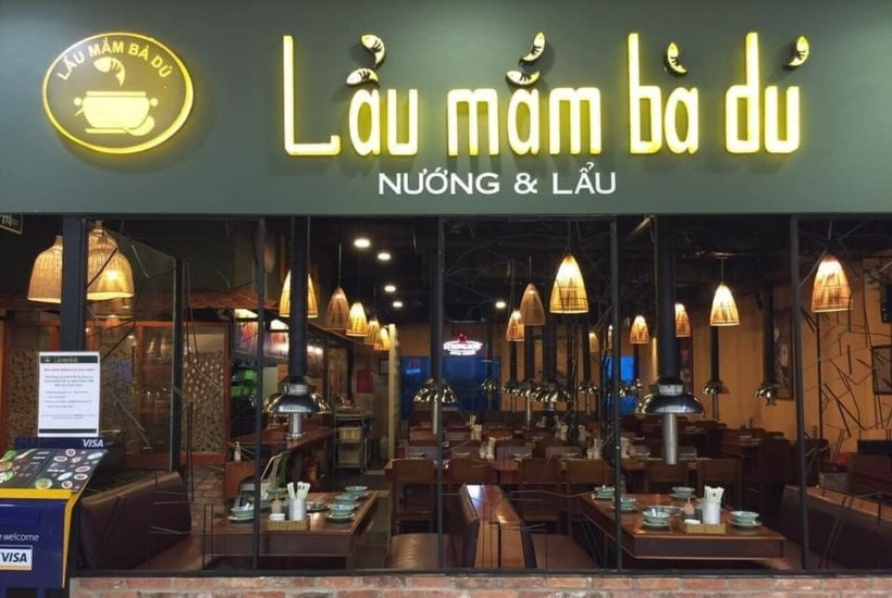 Lẩu mắm Bà Dú có không gian tương đối rộng rãi, có máy hút mùi, máy lạnh nên không sợ nóng khi ăn lẩu.