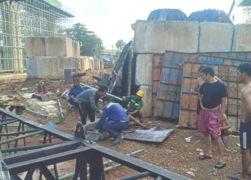 Hiện trường vụ sập cần cẩu làm 2 công nhân thương vong. Ảnh: Thanh Niên