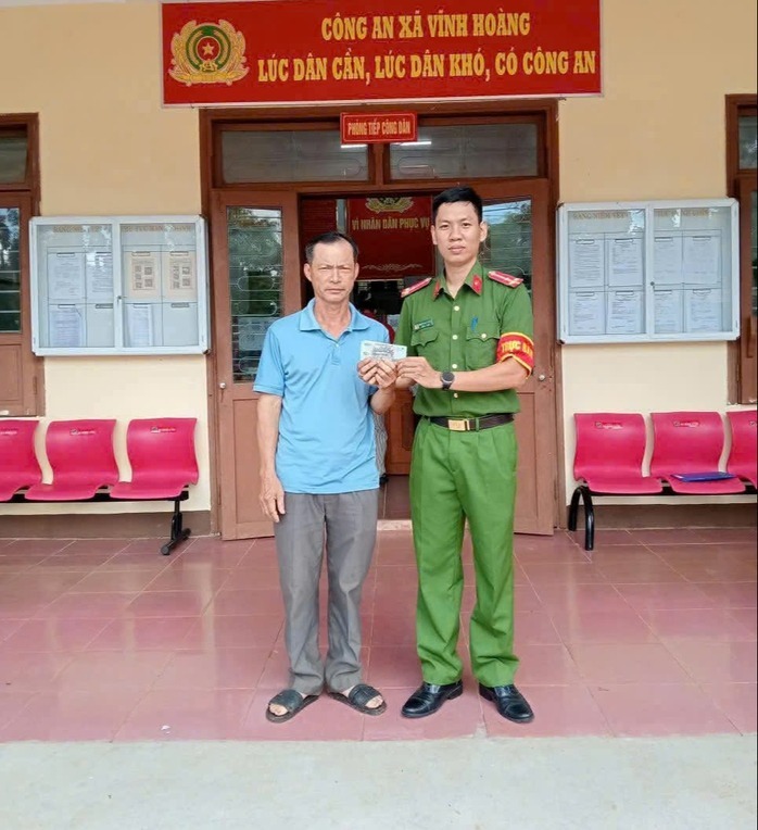 Ông Nguyễn Sư Trung mang số tiền lớn tài cây ATM đến cơ quan công an giao nộp, mong sớm tìm được chủ nhân. (Ảnh: Công an xã Vĩnh Hoàng)