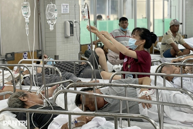 Những bệnh nhân nằm tại khoa Cấp cứu, Bệnh viện Chợ Rẫy. Ảnh: Dân Trí.