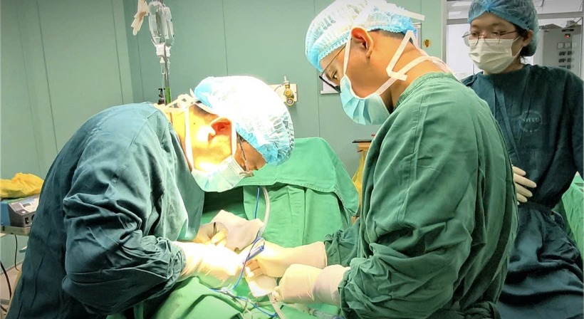 Các bác sĩ phẫu thuật cho bệnh nhân. Ảnh: Sức khoẻ & Đời sống.