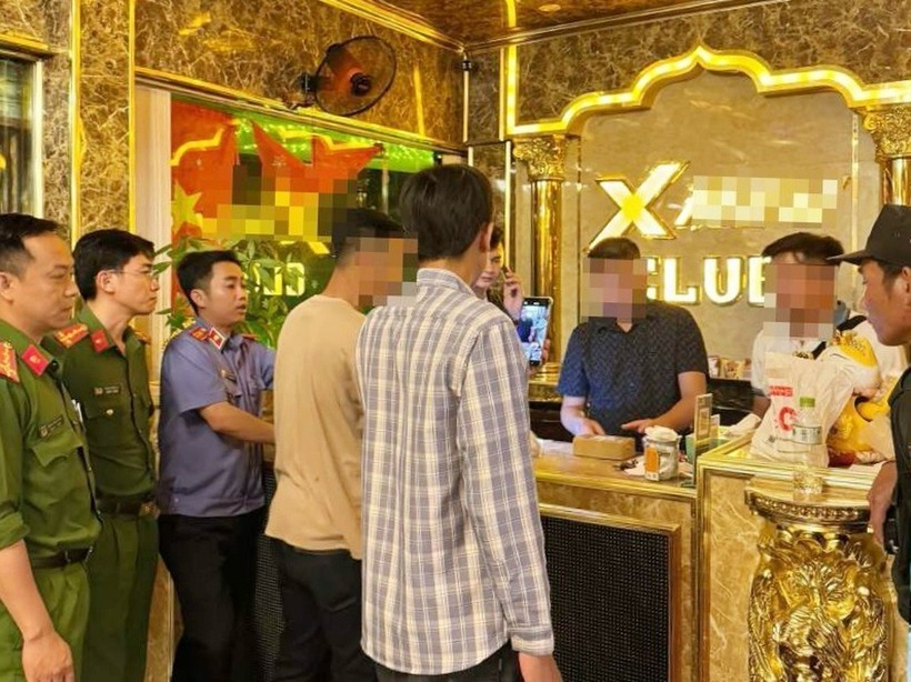 Công an kiểm tra quán karaoke. Ảnh: Dân Trí