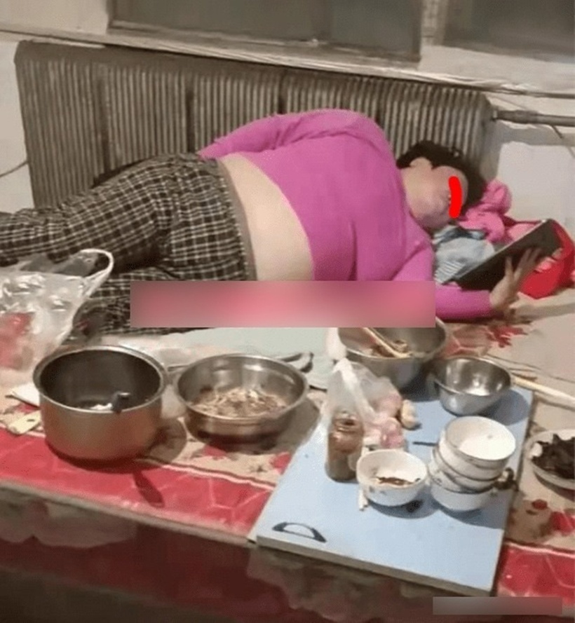 Rác thải ngập ngụa xung quanh giường nhưng người vợ vẫn không hề động tĩnh. Ảnh: Ettoday.