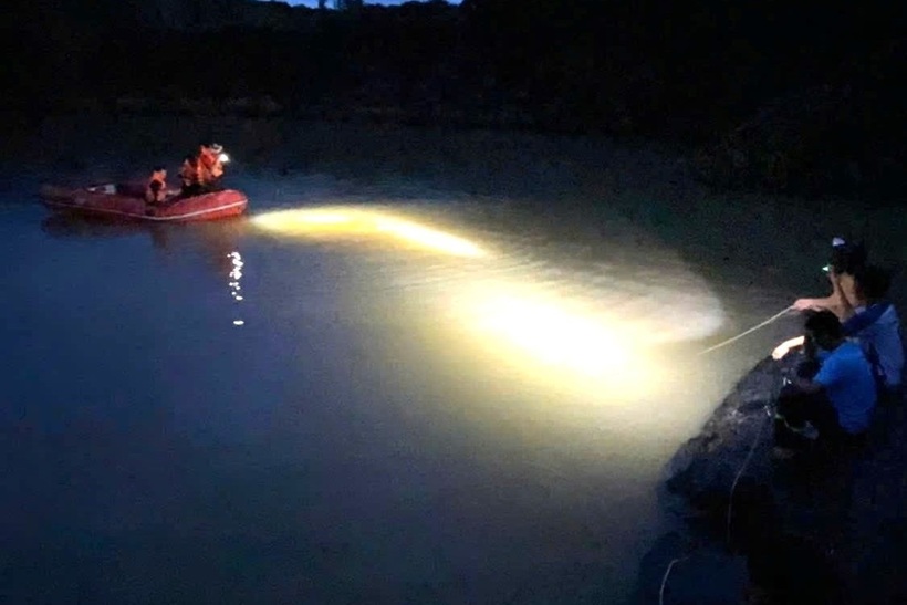 Lực lượng chức năng xuyên đêm tìm kiếm 2 nạn nhân cuối cùng. Ảnh: Vietnamnet