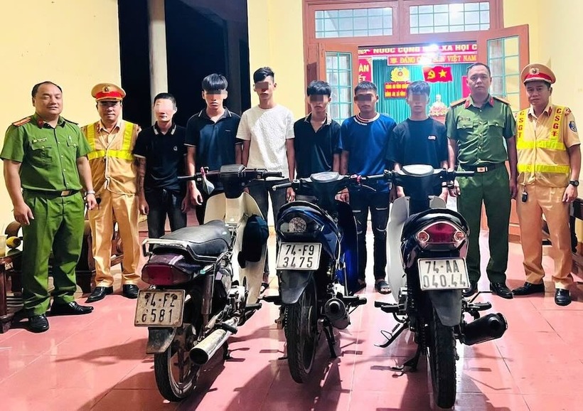 6 đối tượng bị triệu tập vì lái xe lạng lách, ẩu đả ngay trên Quốc lộ 1A. (Ảnh: Công an xã Vĩnh Hoàng)