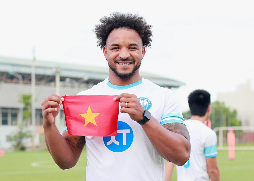 Tiền đạo Nguyễn Xuân Son xuất hiện trên sân tập của CLB Thép Xanh Nam Định. Ảnh: Vietnamnet.