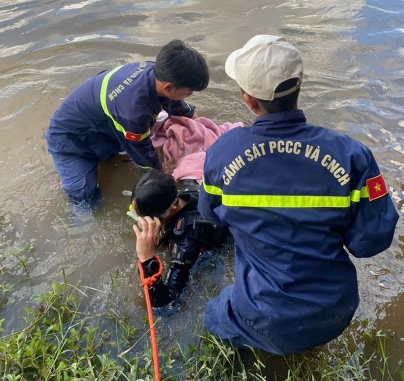 Lực lượng chức năng đã tiến hành thủ tục để bàn giao thi thể nạn nhân cho gia đình. Ảnh: Báo Người lao động.