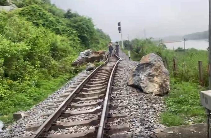 3 tảng đá "khủng" rơi xuống khiến đường ray xê dịch, tàu Bắc - Nam tạm ngưng qua Quảng Trị. Ảnh: VnExpress