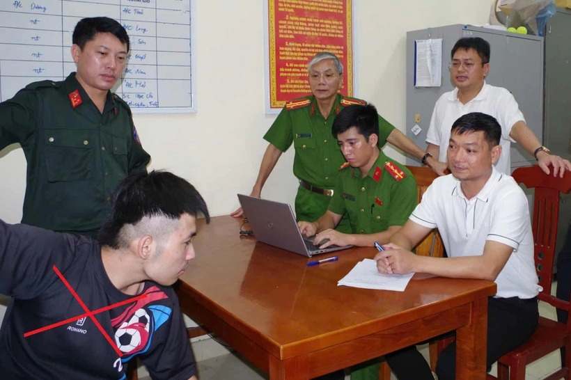 Đối tượng Đỗ Đức Minh (dấu x) tại cơ quan công an. (Ảnh: Công an Ninh Bình)