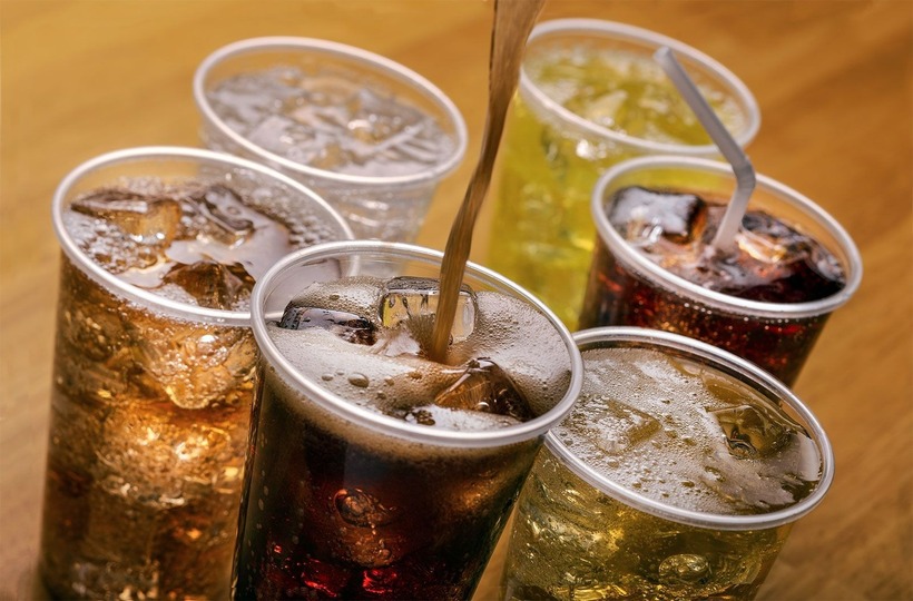 Các chất phụ gia chứa trong đồ uống có ga và một số chất hóa học khác làm tăng lượng chất thải cần đào thải thông qua thận.